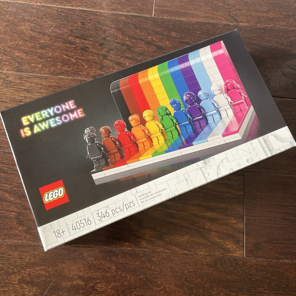 LEGO 40516 Everyone Is Awesome Building Set 346 Pieces 11 Monochrome Minifigures